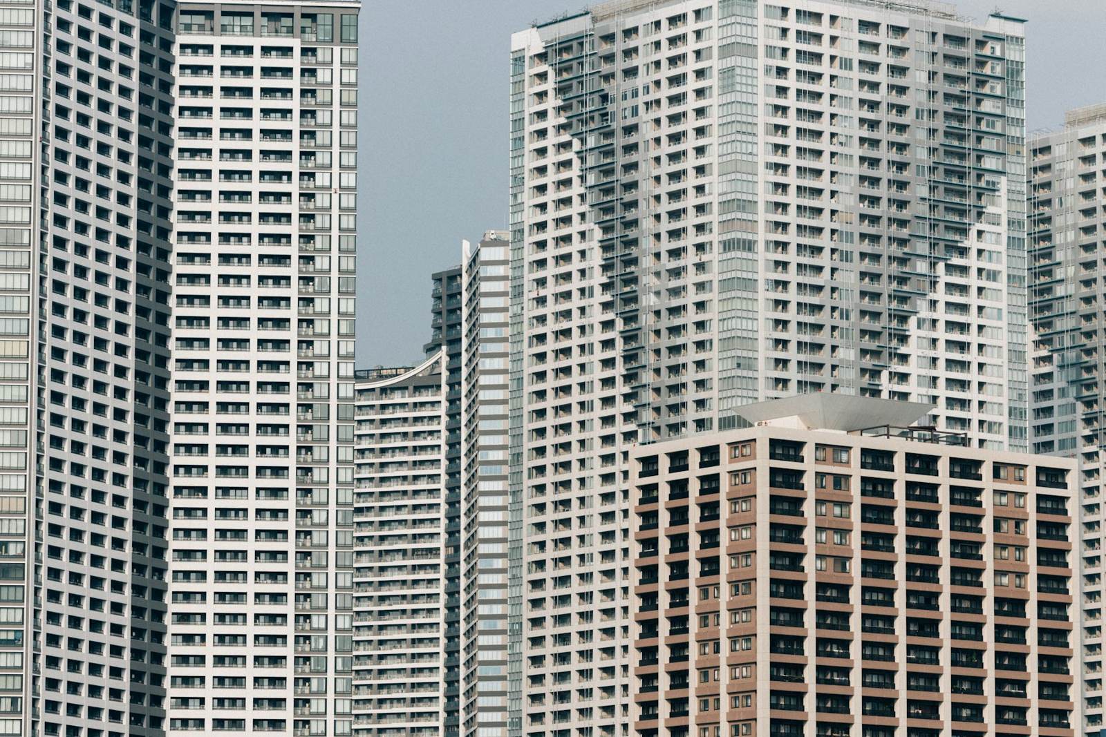 고층 아파트 단지 사진 (Unsplash 예시 이미지)